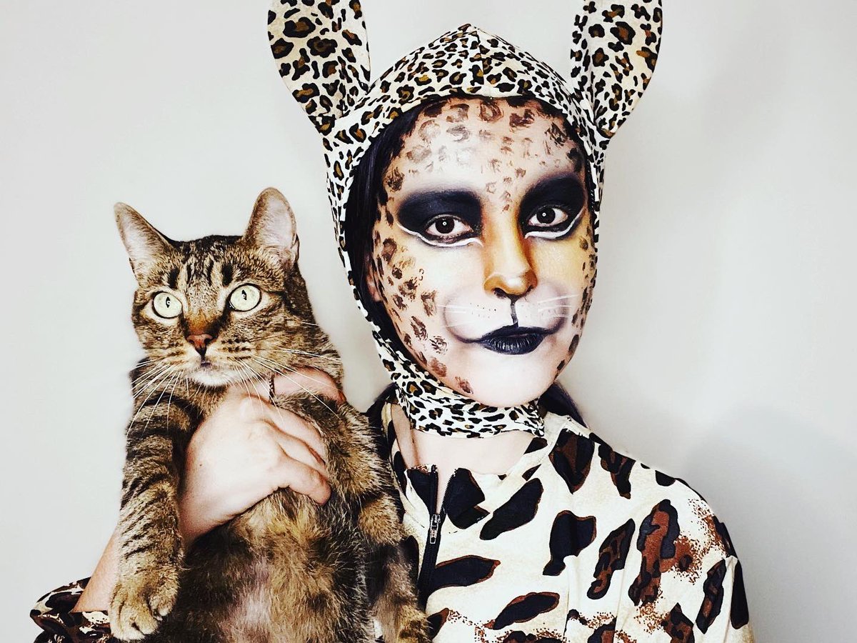 SaraDelgadoVT's tweet photo. Bernarda La Leoparda y su manada. 🐆🐯🐱
#Bernarda #Leoparda #BernardaLaLeoparda #Leopardo #Halloween #Disfraz #Disfraces #FiestaDeHalloween #Felinos #Felina #Cats #Maquillaje #MaquillajeArtistico #MakeUp https://t.co/0OA1zscO87
