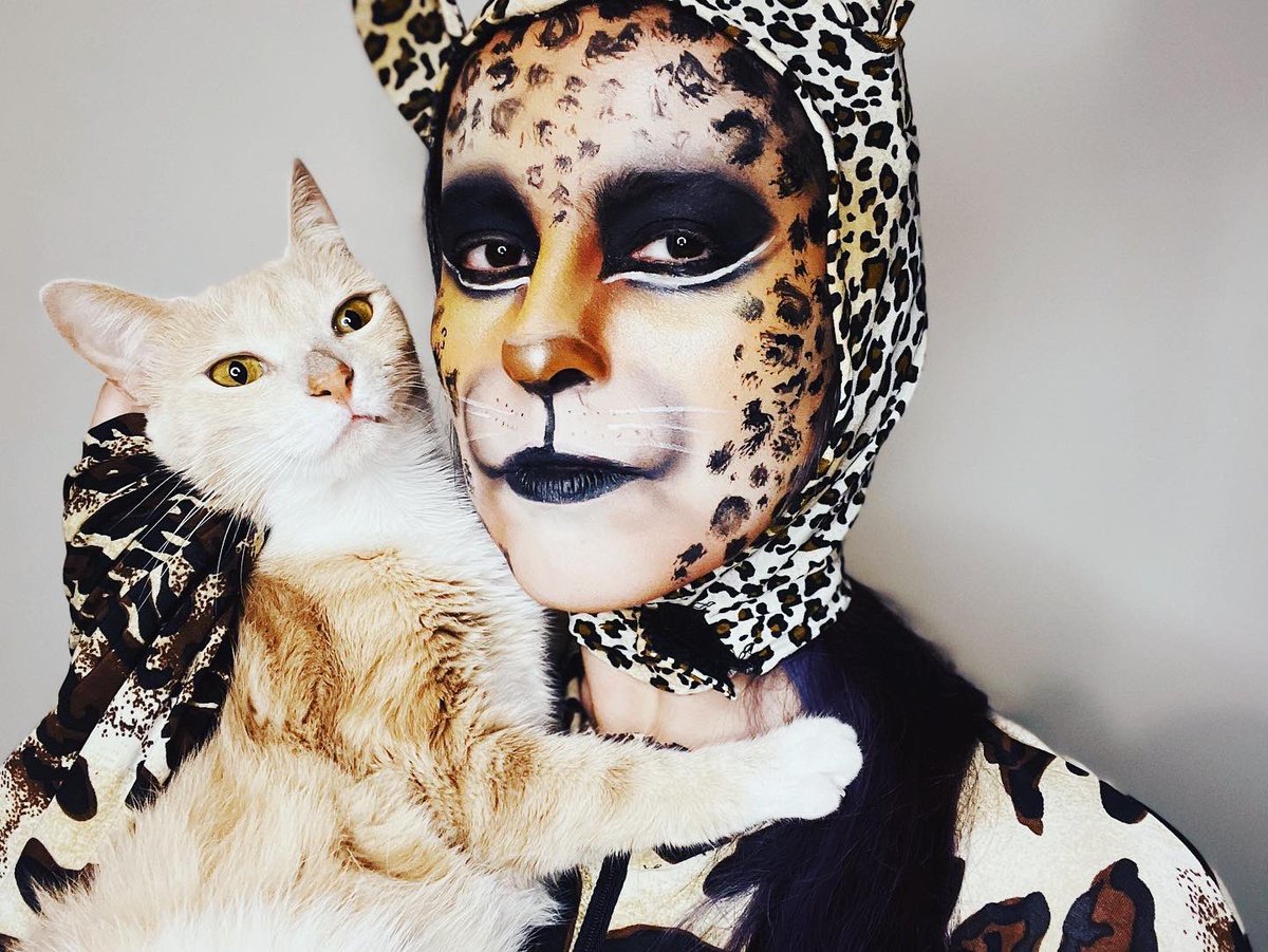 SaraDelgadoVT's tweet photo. Bernarda La Leoparda y su manada. 🐆🐯🐱
#Bernarda #Leoparda #BernardaLaLeoparda #Leopardo #Halloween #Disfraz #Disfraces #FiestaDeHalloween #Felinos #Felina #Cats #Maquillaje #MaquillajeArtistico #MakeUp https://t.co/0OA1zscO87