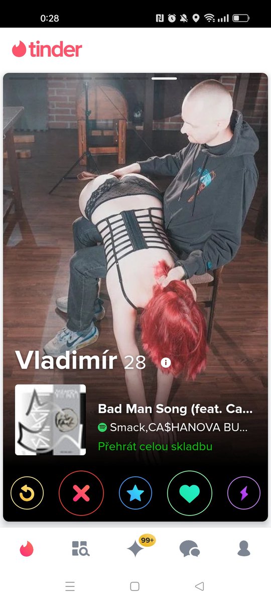 Tak ty Tindery zase zavírám.

Určitě bych šla na kafe a hledala lásku u chlapa, který má všechny fotky s cizí polonahou ženou. Ty vole 🥲

Kde jsou nějaký hranice prostě 😂