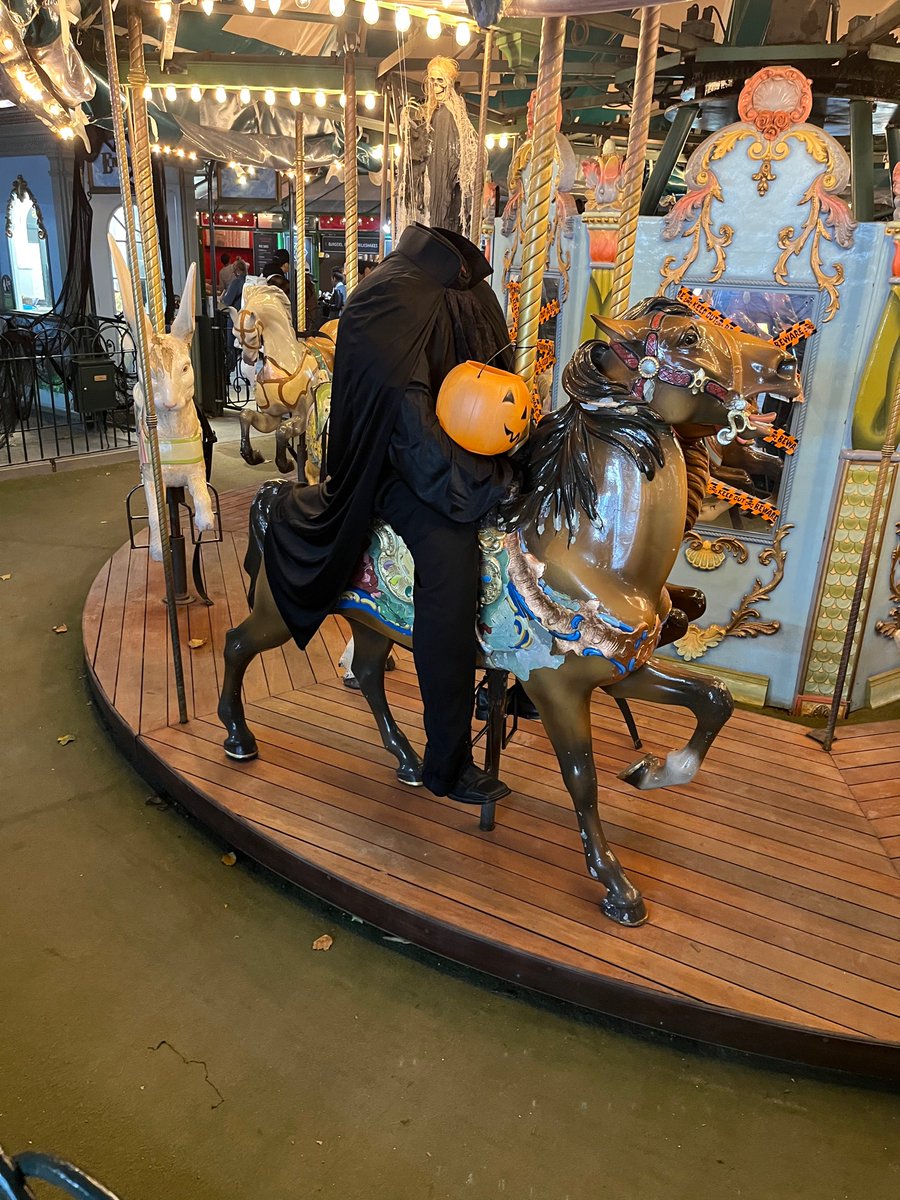 RonaTheReader's tweet photo. Happy Halloween, nyc! https://t.co/PvrXj8FzJ0