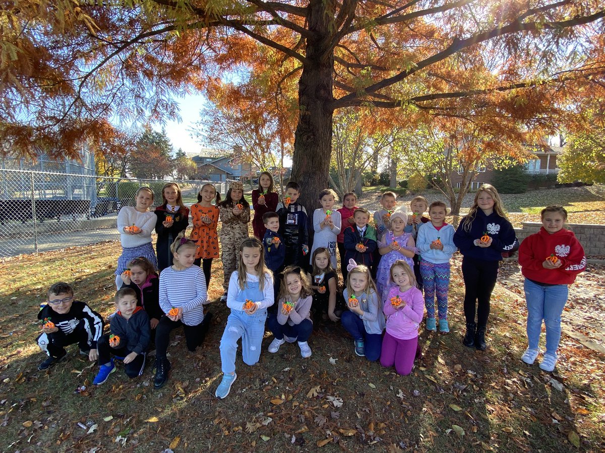 MajchrowiczAnna's tweet photo. Happy Halloween from students of Polish Herbert School of Language and Culture in Palos Heights 🎃👻🎃 https://t.co/SFnsl96qHn