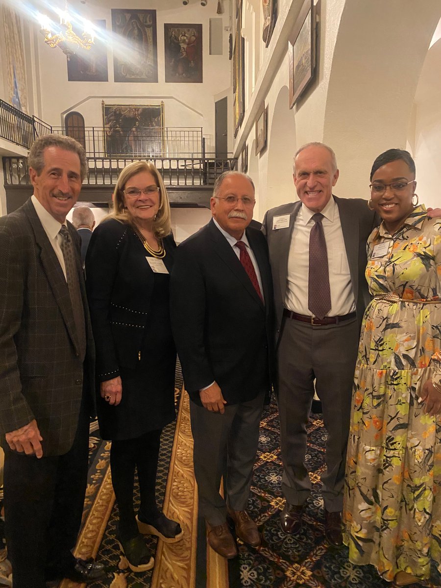 AsmJoseMedina's tweet photo. Last week, I was recognized by the Monday Morning Group with the President's Award for outstanding leadership and community service. In my ten years in the State Legislature, it has been an honor to have authored legislation and secured state funds for our region. https://t.co/COoOE2Wa7A