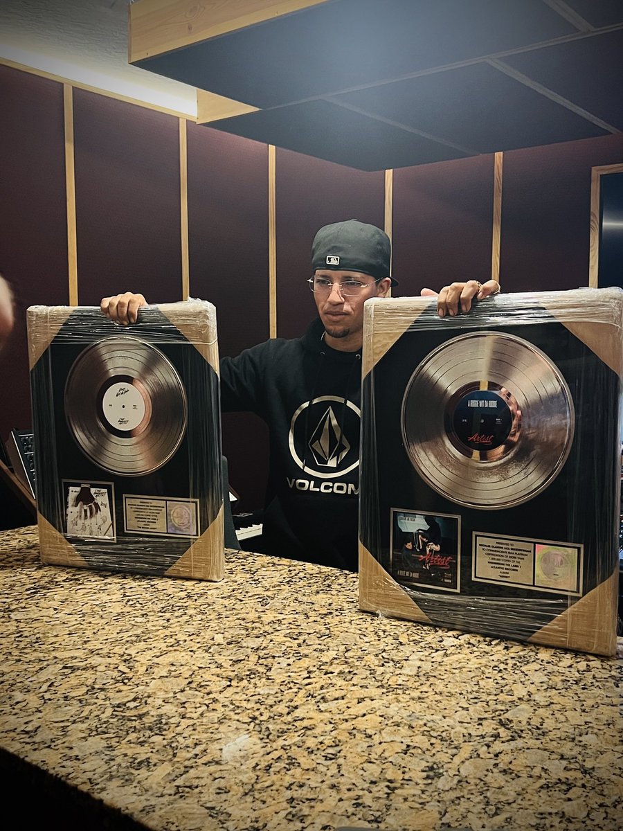 MixedByRican's tweet photo. Artist 👩🏾‍🎨💿 x The Bigger Artist 💿 https://t.co/6qfpekE4pm