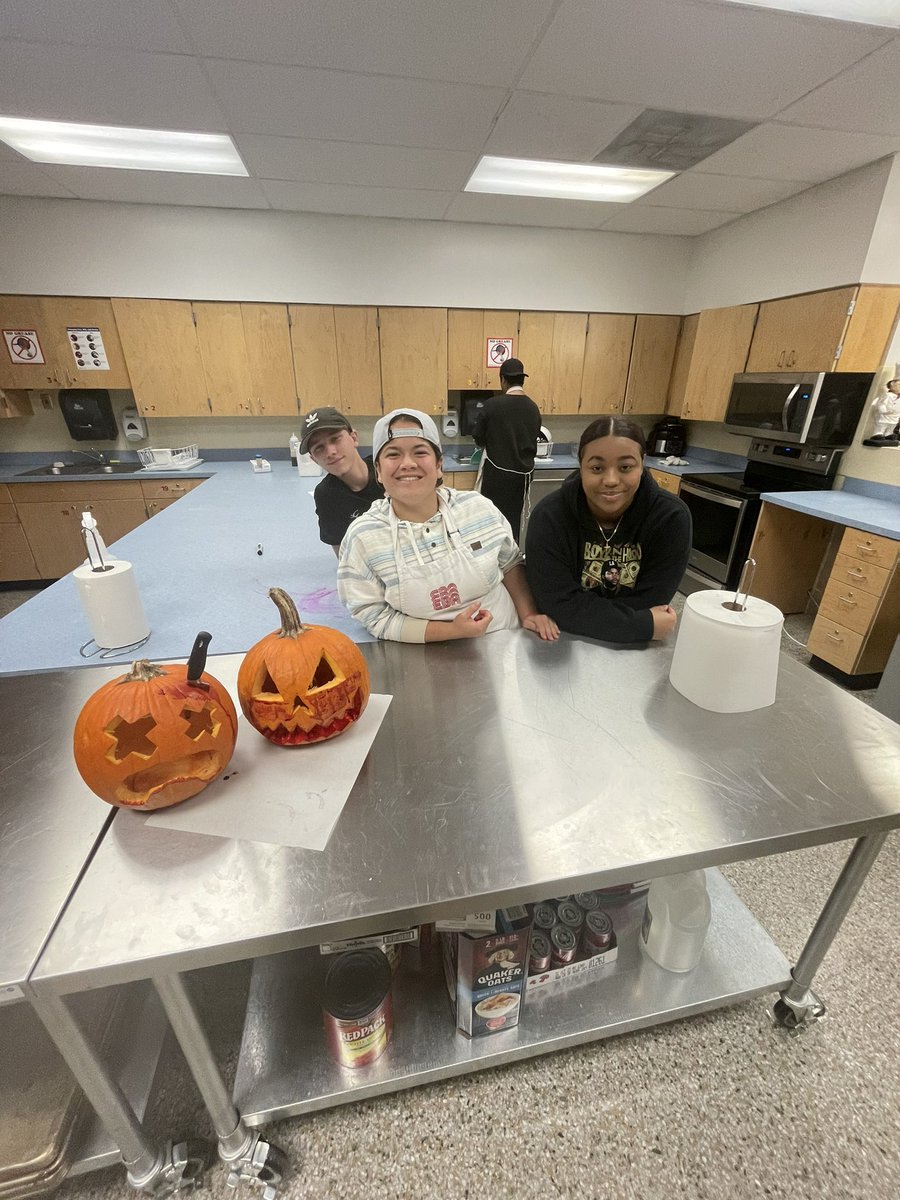 J_RileyEdwards's tweet photo. Pumpkin carving and Halloween appetizers! #pointfive @KempsAcademy @KHS_Chiefs https://t.co/GYGaH3qar9