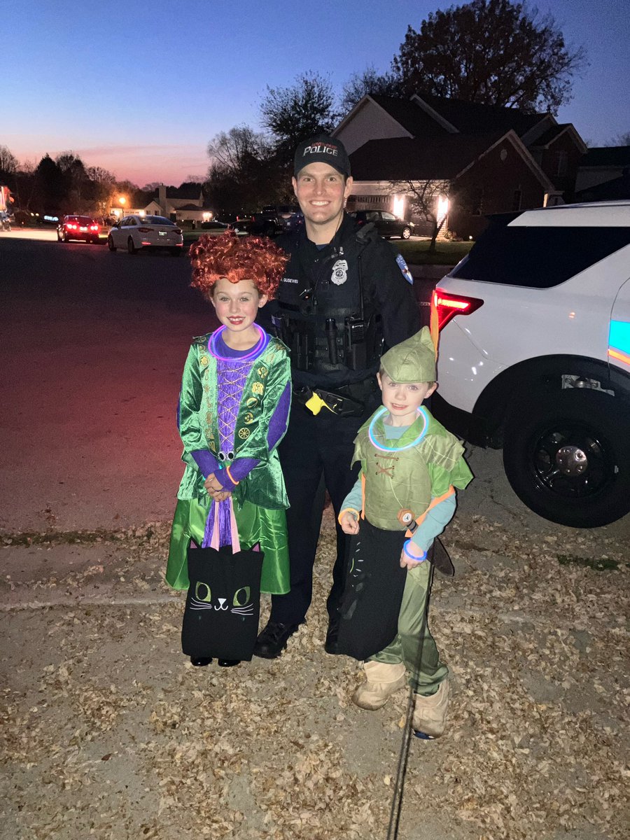 LovesParkPD's tweet photo. Hope everyone is out enjoying a beautiful night of Trick or Treating. Officers are out patrolling neighborhoods and visiting with some outstanding kids!! https://t.co/O1ojtXoFjw