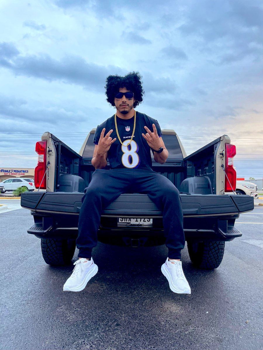 Celebrating my Halloween birthday dressed up as the 🐐 <a href="/Lj_era8/">Lamar Jackson</a> <a href="/Ravens/">Baltimore Ravens</a>