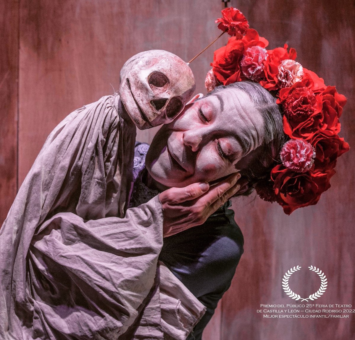 "El único milagro que podemos hacer será seguir viviendo, defender la fragilidad de la vida día a día" #JoséSaramago. #díadeTodoslosSantos con foto de #espectáculo #ESTACIÓNPARAÍSO que podréis ver dl 21 al 30 dic en #TeatroAlhambra de #Granada. Os emocionará pq está lleno de vida