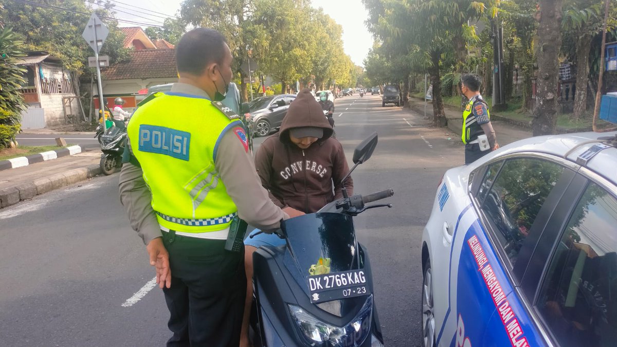 Lantas_Tabanan's tweet photo. Giat personil satlantas polres tabanan dalam menegur dan menghimbau pengendara roda dua yang terpantau tidak menggunakan helm

Tetap tertib berlalu lintas semeton selalu Utamakan keselamatan di jalan.
.
#stopodol 
#polrespresisi 
#polrestabanan https://t.co/KQbwMBdJC3