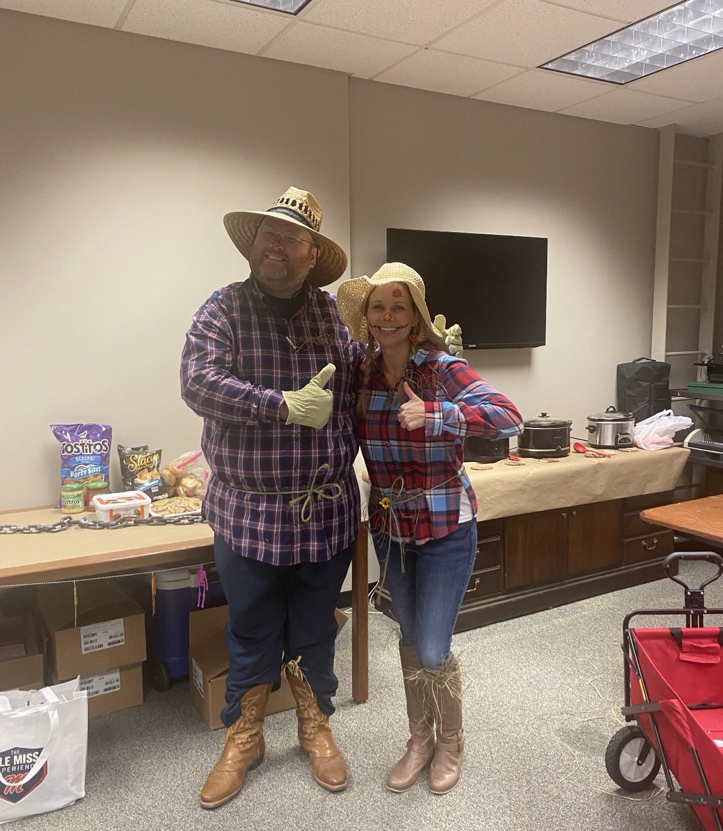 JRoberts_OMReb's tweet image. I work with some pretty OUTSTANDING folks if I do say so myself! #CSSFYE #Halloween #OleMiss #Outstanding #StudentSuccess