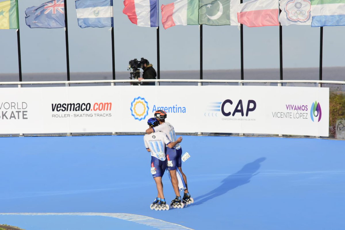 ArgentinaDorada's tweet photo. #WorldSkateGames

En #PatinajeVelocidad, el equipo 🇦🇷 masculino de relevos 3000m integrado por Ken Kuwada, Juan Cruz Araldi y Nahuel Schelling finalizó segundo por detrás de Francia pero una falta disciplinaria de los europeos le posibilitó el oro 🥇 a los argentinos

📷 WSG https://t.co/SrHs4nuSBs