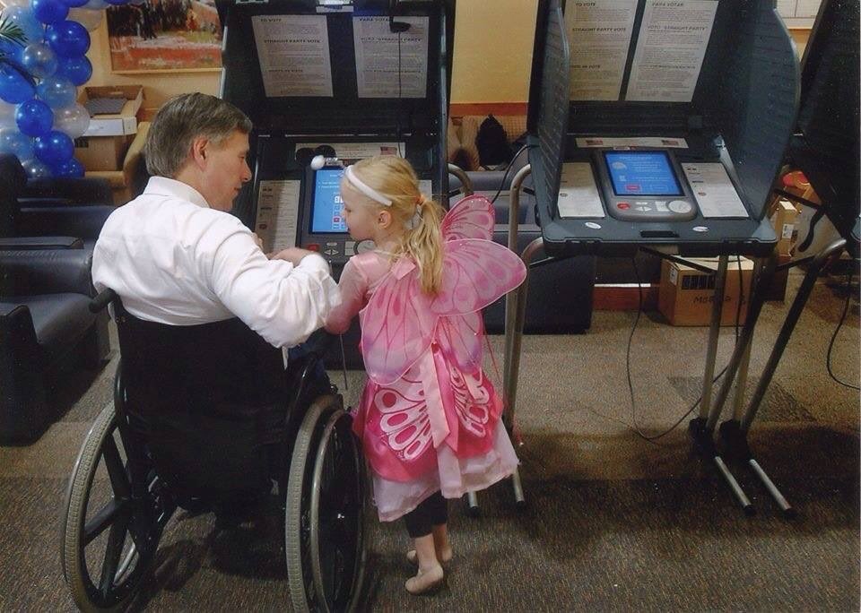 GregAbbott_TX's tweet image. My favorite Halloween. 

Voting with my daughter.