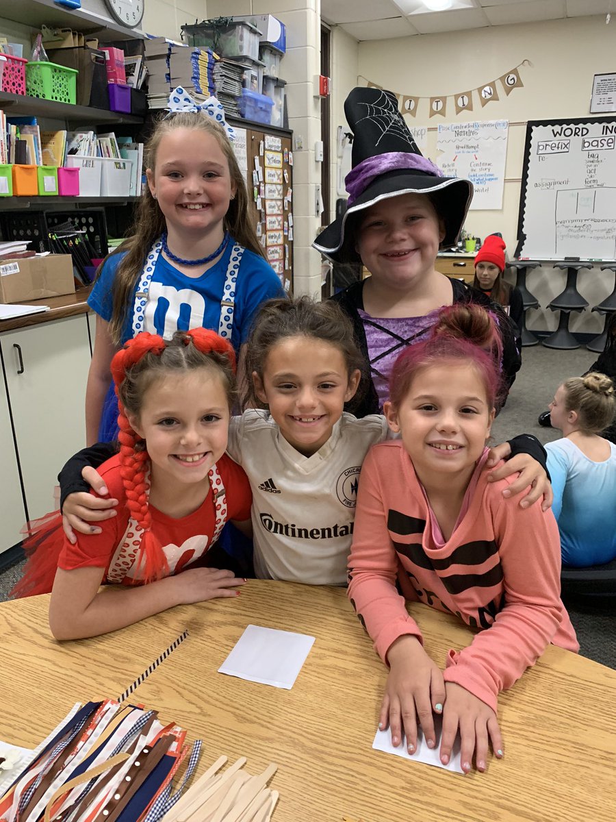 MrsDeMarchi157c's tweet photo. We had an unbe-LEAF-able time during our fall party! Shout out to our parent volunteers for the fun and creative games 🎃🍁#WeAreChelsea @Chelsea_Tigers https://t.co/gq1ZSOxkA2