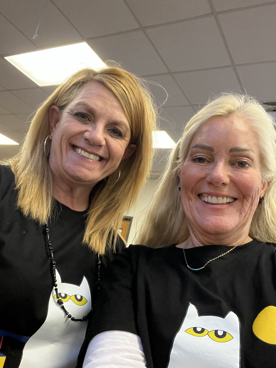 karenirons's tweet photo. Twining With our Awesome Librarian #ECS Pam Schneider #fisdLibrarian #Halloween #petethecat #trickorteach @FISD_ECS #madetoshine https://t.co/UepELbKOTf