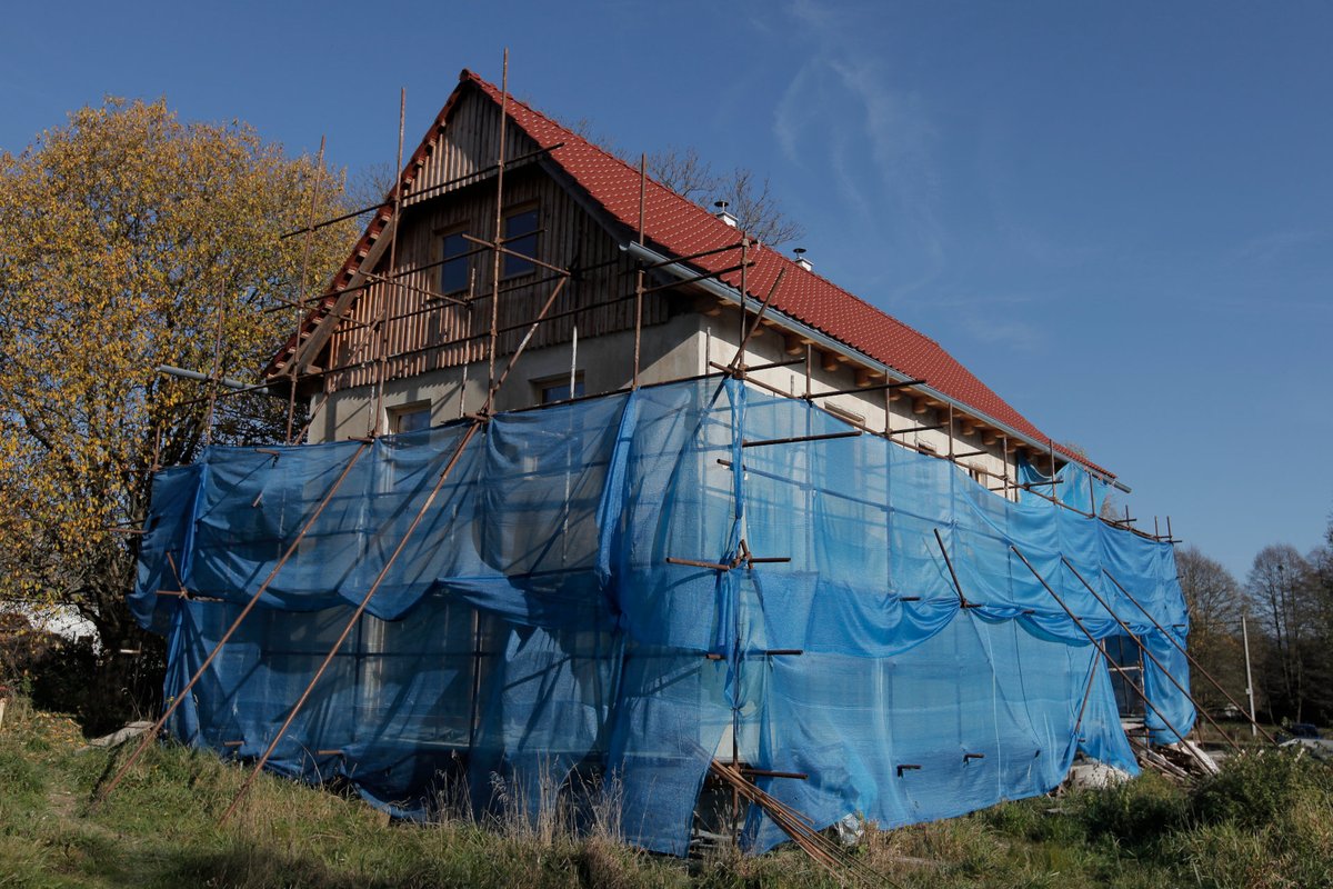 slamenicz's tweet photo. Odkryli jsme plachty z vápenné fasády, na které od září pracujeme (cca 300m2). Snažili jsme se o rovinu a daří se. Vápno vytvrdlo, nepraskalo a jsme zvědaví, jak se bude chovat v čase. Dalo by se o něm hodiny povídat. To máte hašení, nanášení, hlazení, vlhčení, popálení...🙏🧑‍🌾 https://t.co/r5TVtWxa3k