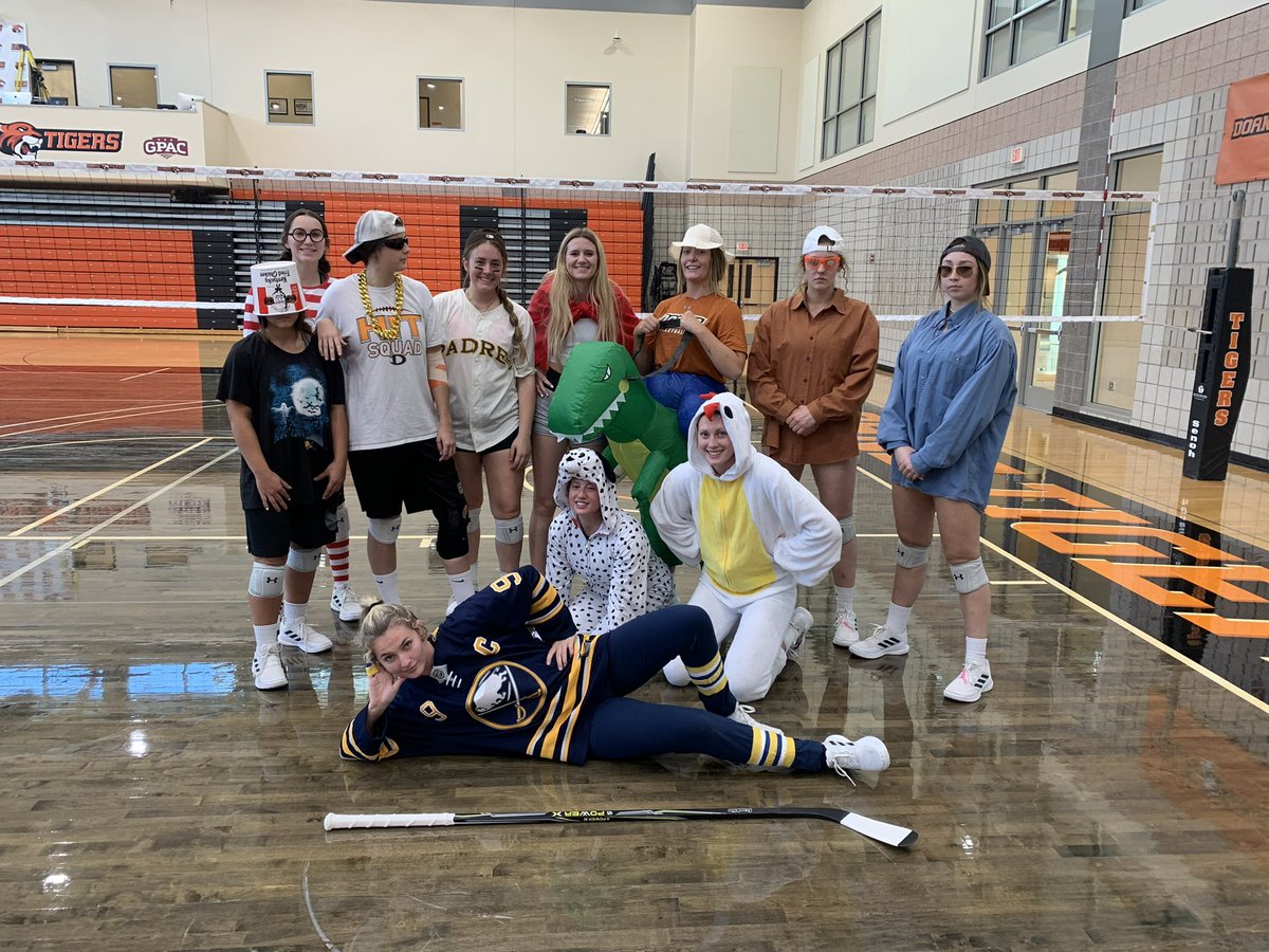 DoaneVolleyball's tweet photo. Halloween practice 2022 #doanevb DUVB #lastpractice https://t.co/ShWiPTJNPH