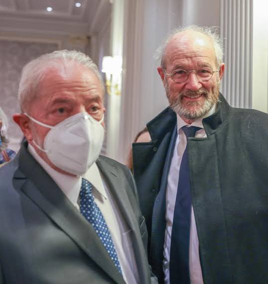 New Brazilian President @LulaOficial met with Julian Assange dad John Shipton on multiple occasions. Has also called for Julian to be treated like the hero he is and freed from prison. #FreeAssangeNOW