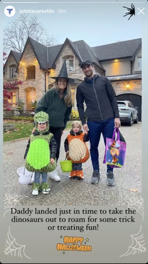 The yearly Tavares family Halloween picture!!!🤍👻🎃