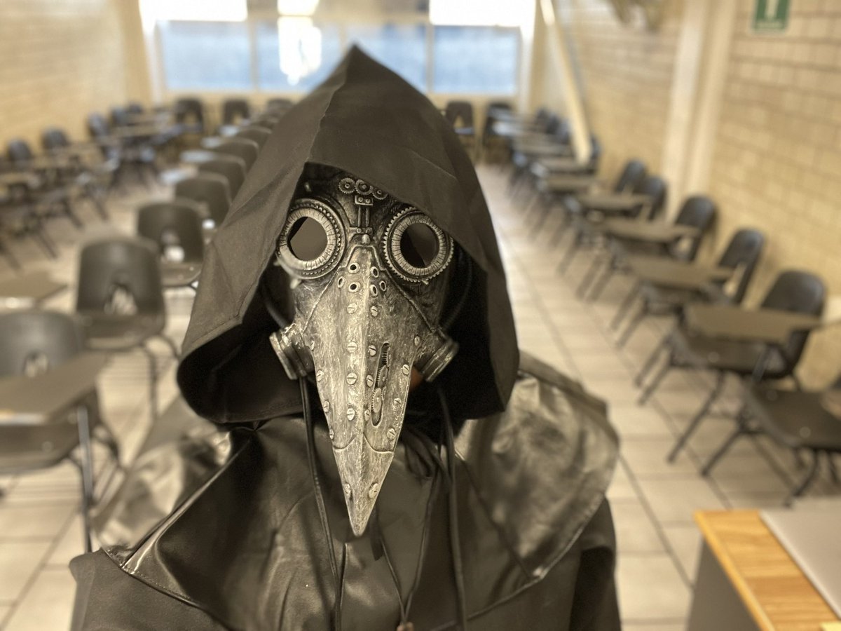 Chuchin67's tweet photo. Docente en Halloween. Tú decides por qué camino conduces tu vida. https://t.co/a3ce2F3LIM
