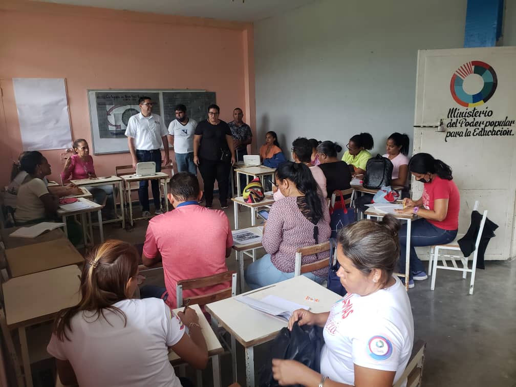 de_educadores's tweet photo. Municipio Zamora Potencia Educativa en la UEN Alberto Smith #AraguaEsEducación Jornada de formación  Enlace del Eje Centro del CRIFPMA con las Docentes de Educación @MPPEDUCACION @ZE_Aragua @Soykarinacarpio @leoalvacabrera @cheanahis @cotocristhian34 @ClifZamora https://t.co/PqBRsTeI6W