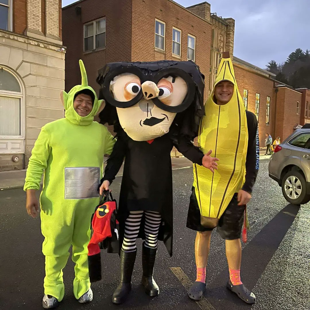 LOM_Minks's tweet photo. We had a great group of Minks help the community tonight by passing out candy and coloring books at the Phillipi courthouse. We loved meeting members of the community!!!
A huge shoutout goes to our AB Marketing Team and @Allen44gv for the donations to pass out to the kids! https://t.co/eqgthgJRgb
