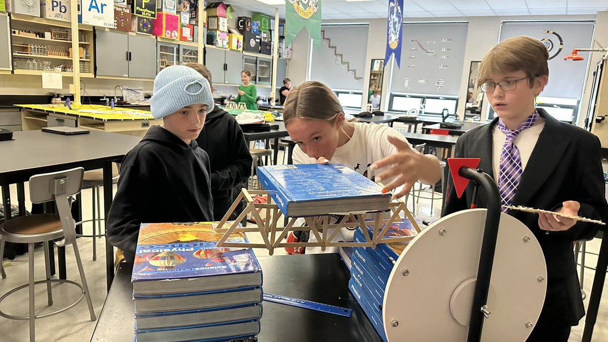 mrcdccc's tweet photo. My young engineers are hard at work, designing and building strong bridges that must hold at least two science textbooks (8.8lbs) 🤓🛠️🪛 https://t.co/gPEKd6y8n4
