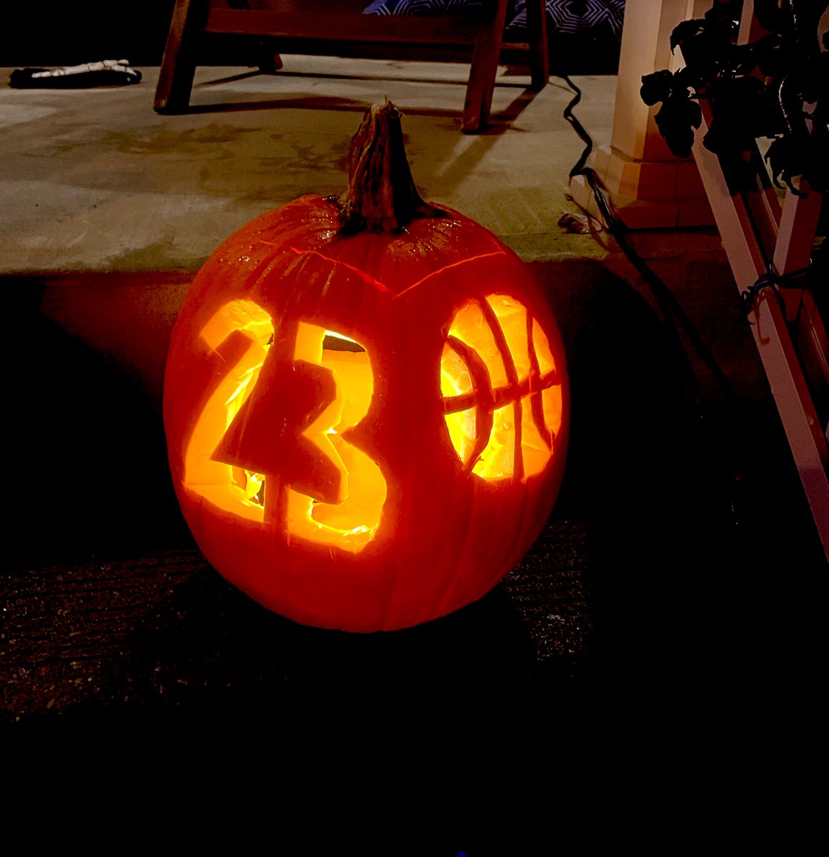 SKSSLewonas's tweet photo. Happy Halloween Raptor Fans!
Our 9 year old daughters tribute to her favoured player! #freddypumpkin #tangerinefanangle @TangerineHoops @FredVanVleet @Matt__Devlin https://t.co/nwCdBSlED6
