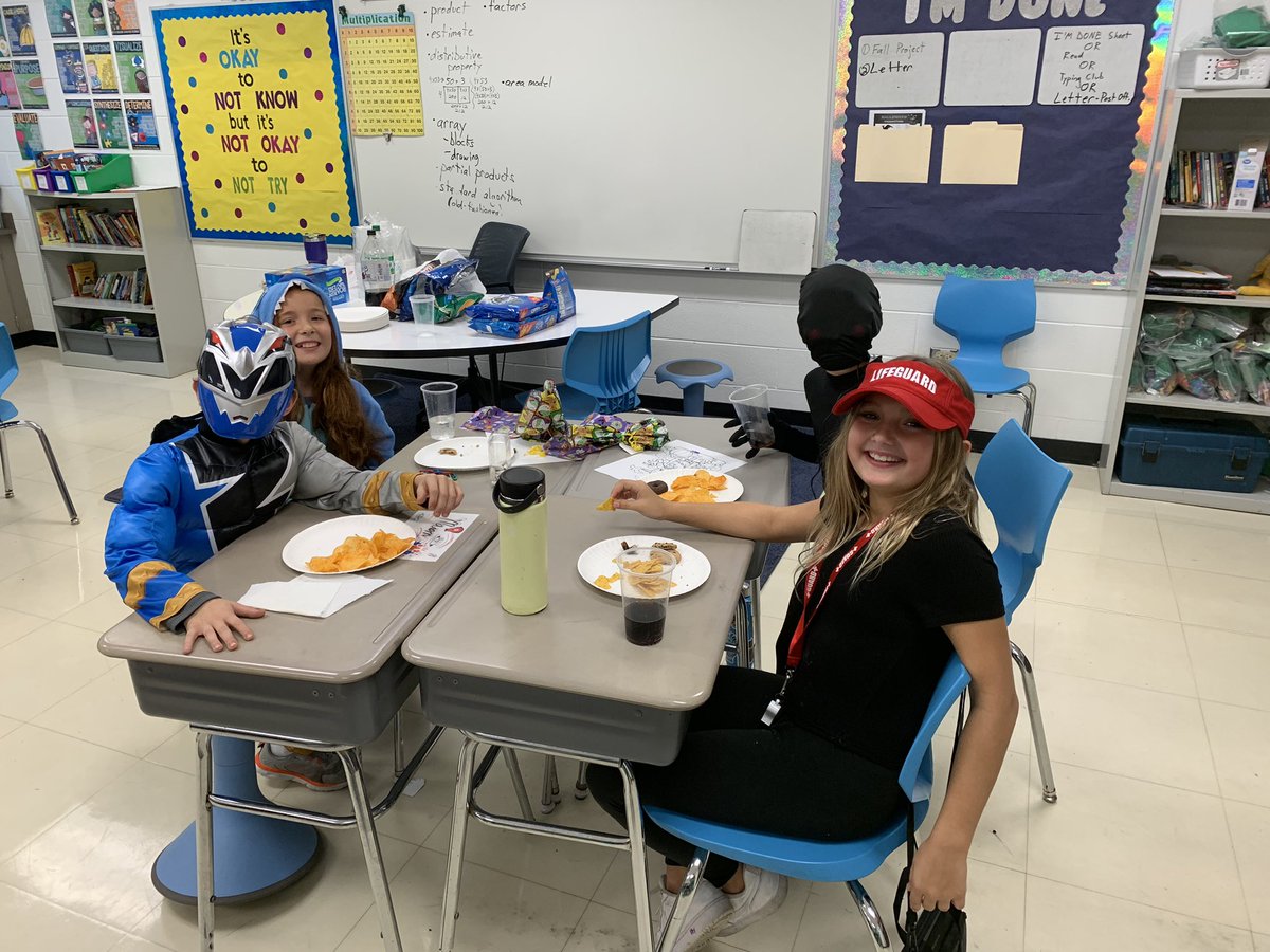 MattFreund3's tweet photo. Happy Halloween! The kids seemed to have a blast today! @VV_Voyagers #fourthgraderocks https://t.co/4hfWLxAdXU