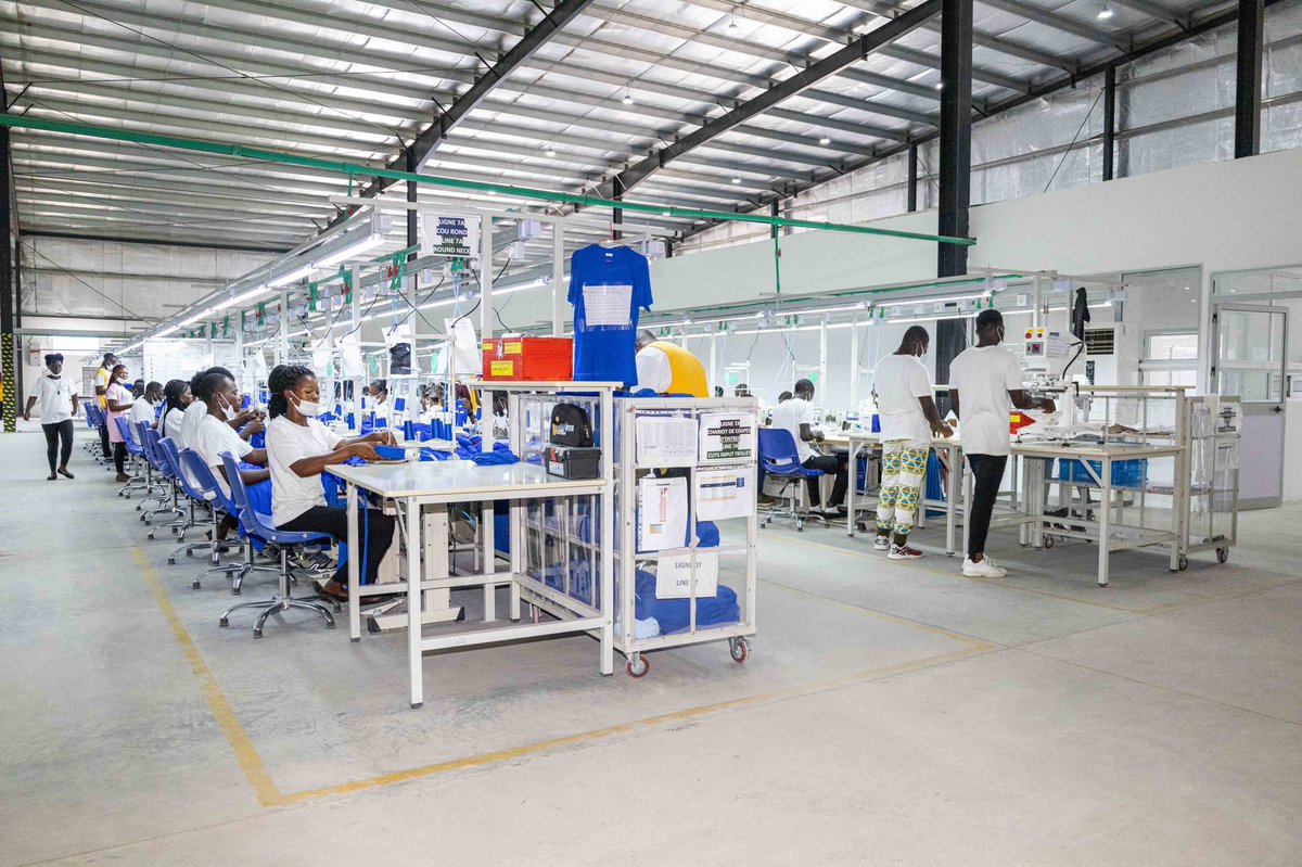 DogbeVictoire's tweet photo. J'ai été impressionnée par la modernité des installations, la qualité des produits et le sérieux des jeunes Togolais qui ont su en un temps record maîtriser les process de fabrication. Bravo!
#MadeInTogo 🇹🇬 #GameChanger https://t.co/3iiCyMauBK