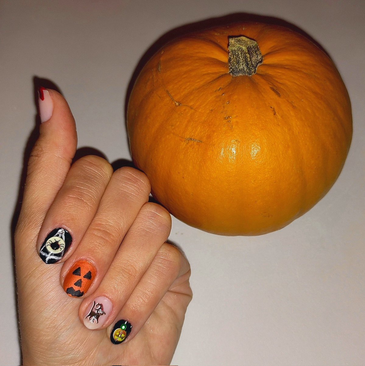 Diana_Diix's tweet photo. Manicura para Halloween ๐๐ธ๏ธ๐โโฌ
#manicure #nailart #nailshalloween #halloween #nailsathome #deliplus #kikomilano #catrice #w7 #almondnails #dibujosamanoalzada #stickers https://t.co/4mWwXTee8b