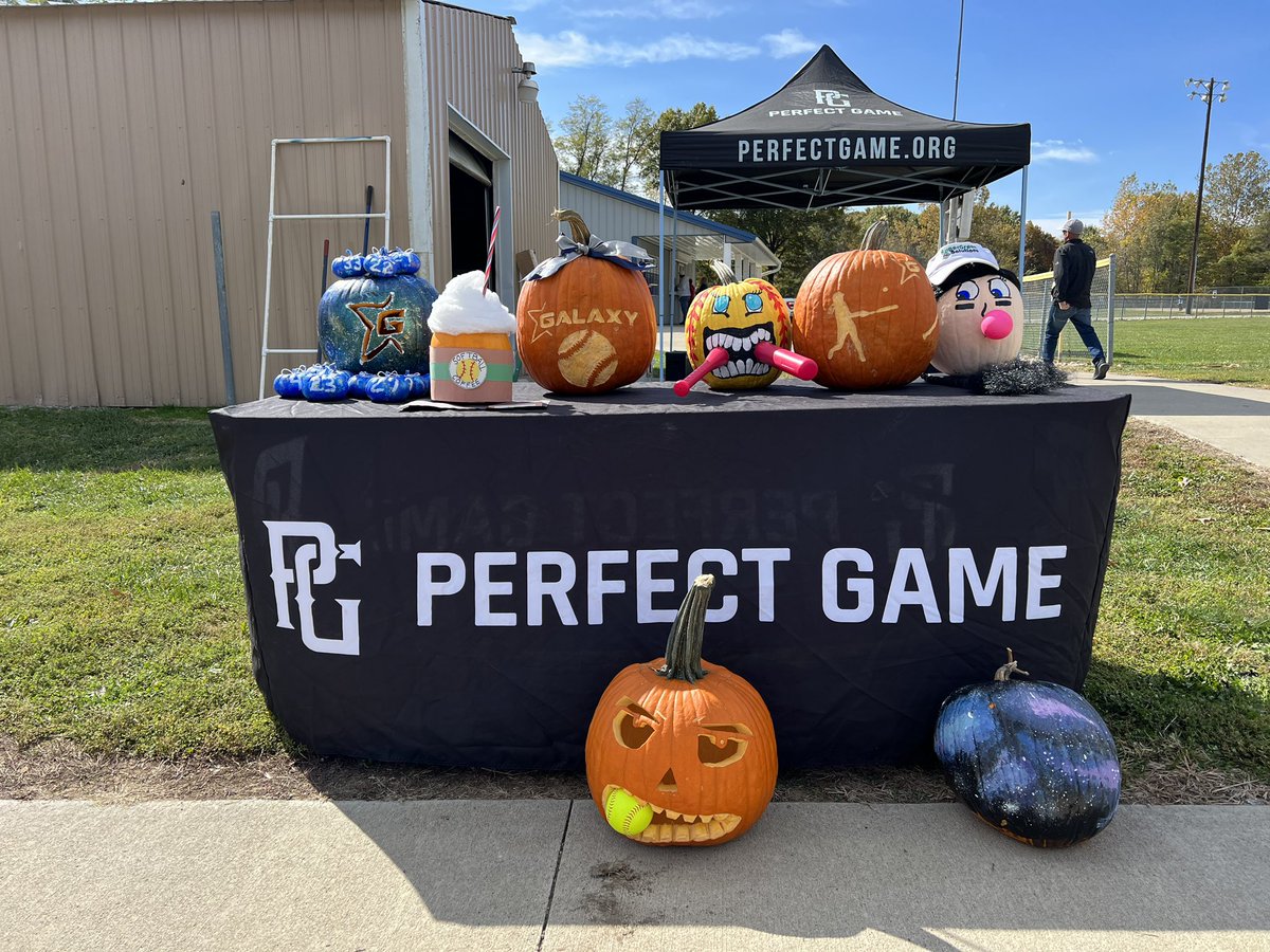 PG_Softball's tweet photo. #HappyHalloween 🎃👻🥎 https://t.co/B12EBbttjJ
