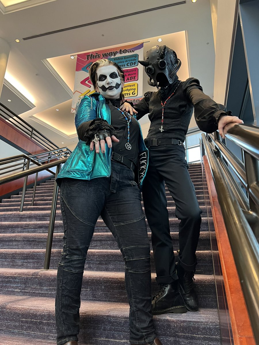 dragondaize's tweet photo. #GhostUhHallowsEve please enjoy my papa iv cosplay at #awa2022 this year with my lovely nameless ghoul 💙💙 https://t.co/2bJZTUxGYa