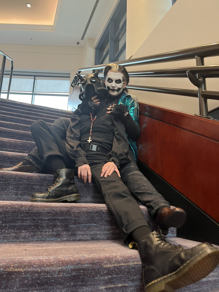 dragondaize's tweet photo. #GhostUhHallowsEve please enjoy my papa iv cosplay at #awa2022 this year with my lovely nameless ghoul 💙💙 https://t.co/2bJZTUxGYa