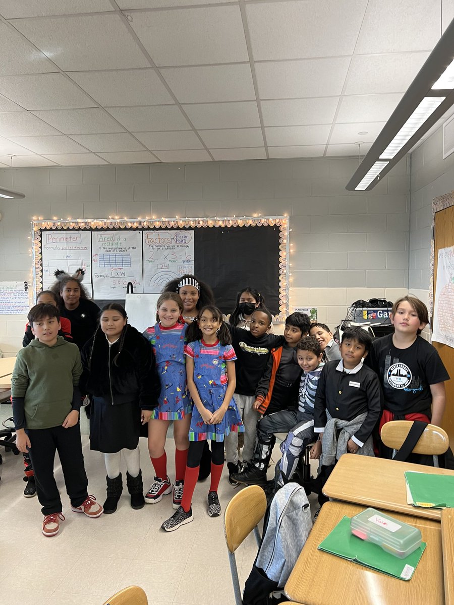 MissCallano's tweet photo. Happy Halloween from 4th Grade🎃👻 https://t.co/0FvN5EQkEJ
