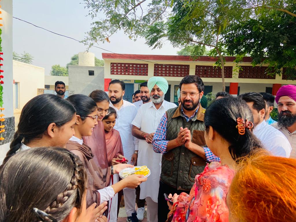 aap_barnala103's tweet photo. ਅੱਜ ਮਾਨਯੋਗ ਕੈਬਿਨੇਟ ਮੰਤਰੀ ਸ੍ਰੀ ਗੁਰਮੀਤ ਸਿੰਘ @meet_hayer ਜੀ ਦੇ ਉੱਧਮਾ ਸਦਕਾ ਸਰਕਾਰੀ ਸਕੂਲ ਪਿੰਡ ਫਰਵਾਹੀ ਵਿਖੇ #RO_plant ਦਾ ਉਦਘਾਟਨ ਕੀਤਾ ਅਤੇ ਵੱਖ ਵੱਖ ਮਸਲਿਆਂ ਤੇ ਸਕੂਲ ਪ੍ਰਸਾਸ਼ਨ ਨਾਲ ਵਿਚਾਰ ਚਰਚਾ ਕੀਤੀ।
@DPRO_Barnala https://t.co/9xSNC5JpCZ