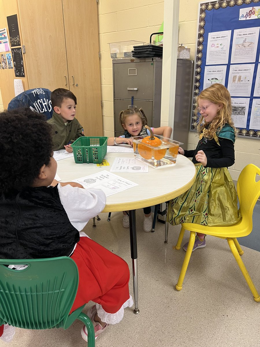 STEM_with_Mrs_N's tweet image. Pumpkin Investigations for Halloween #sinkorfloat #LBLeads #SpookySTEM 🎃 @LbnyLido
