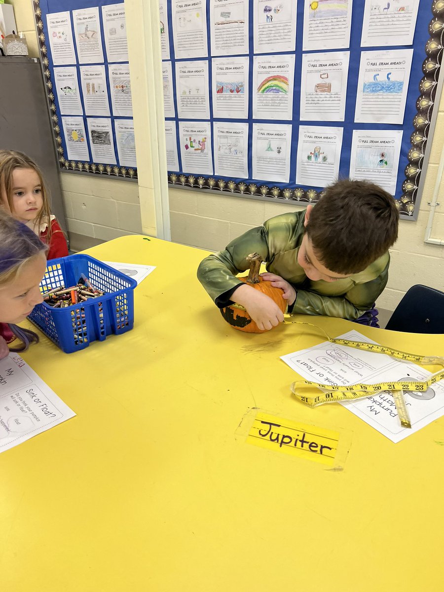 STEM_with_Mrs_N's tweet image. Pumpkin Investigations for Halloween #sinkorfloat #LBLeads #SpookySTEM 🎃 @LbnyLido