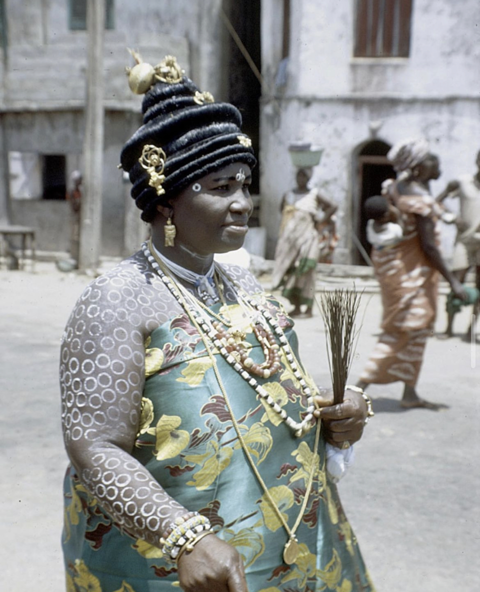 Jelanidu237's tweet photo. AKAN (25 Millions) 🇬🇭🇨🇮

● Dès le 9ème siècle il y'a déjà des villages “Akan” qui pratiquaient l’agriculture donc une sédentarisation très ancienne dans le centre-sud du 🇬🇭 et de la 🇨🇮 actuelle. C'est l'un des 1er peuples subsahariens a entré en contact avec les portugais https://t.co/rRLryx0jK5