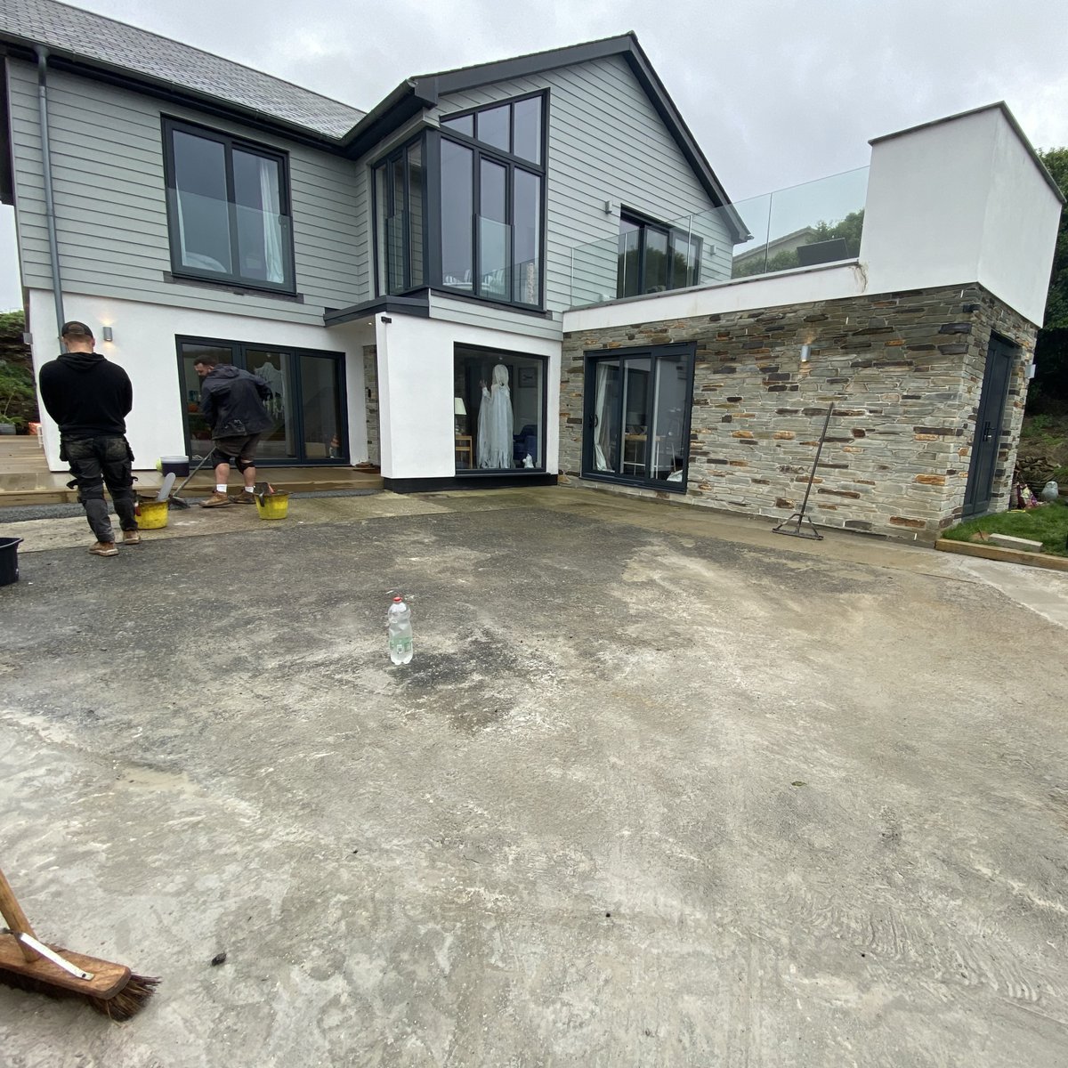 MAGAMemescoin's tweet photo. ♻️ 270,000 PLASTIC STRAWS ♻️
This incredible installation recycled the equivalent of 270,000 plastic straws with our award-winning Recycle B♻️und flooring!
☎️ 0800 040 7795
#JoinTheRevolution #Sustainable #Oltco #HomeImprovements #Recycle #Resin #ResinBound #Driveway #Plastic https://t.co/tsuZFjdn0U