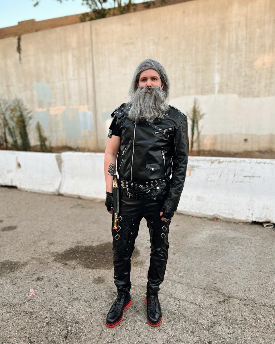 Happy Halloween from your favorite gay pirate, @OurFlagHBOMax’s Blackbeard (<a href="/TaikaWaititi/">Taika Waititi</a>) 🎃🏴‍☠️