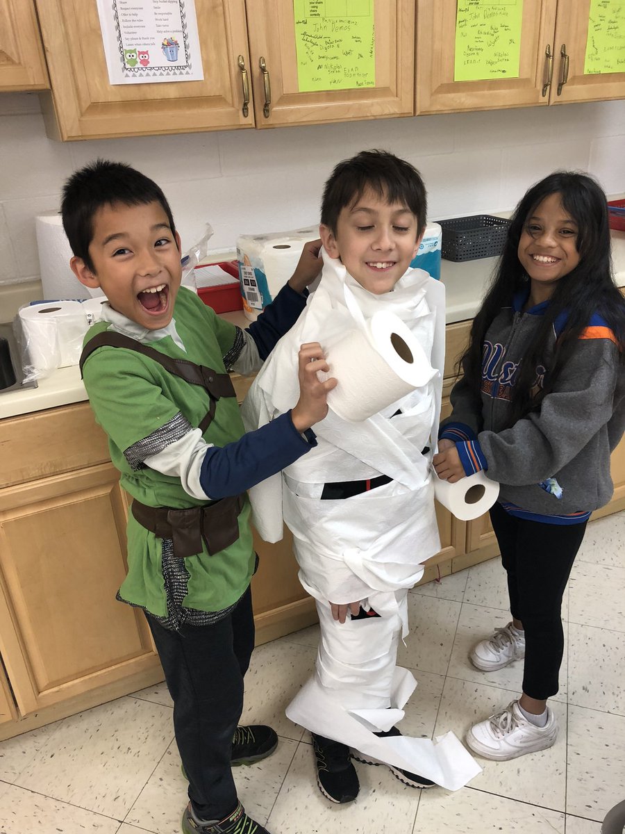 btomasek18's tweet photo. Halloween fun @ParkViewCCSD89 https://t.co/SqF94UfOf8