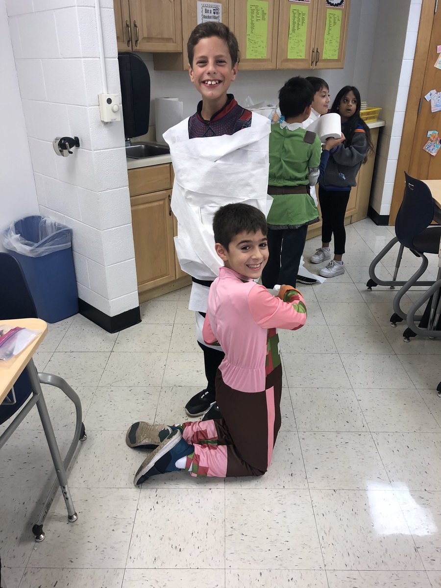 btomasek18's tweet photo. Halloween fun @ParkViewCCSD89 https://t.co/SqF94UfOf8