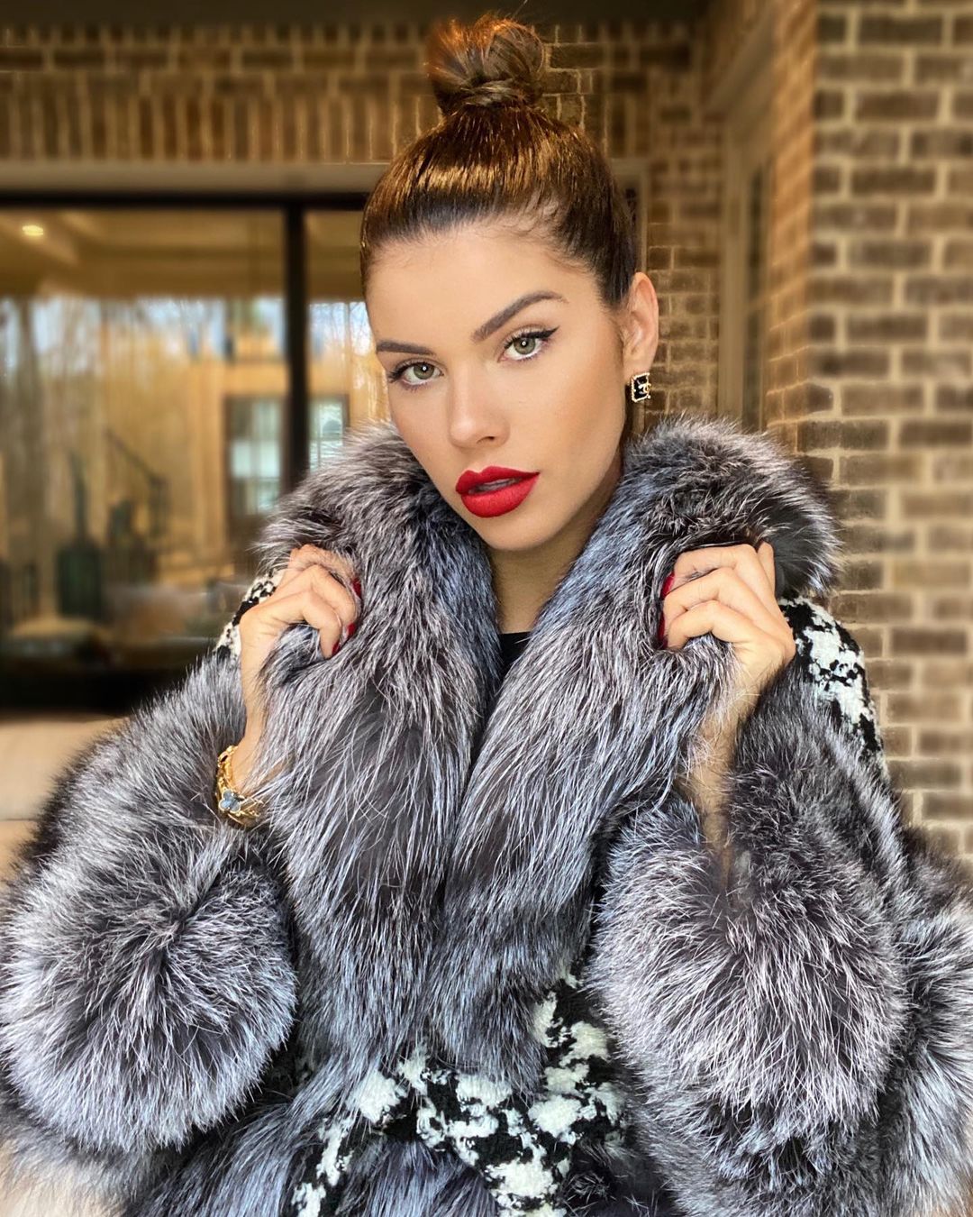 ThickFurLover on Twitter "Love the collar and cuffs! https//t.co/0LI52A5iMs fur furfetish 