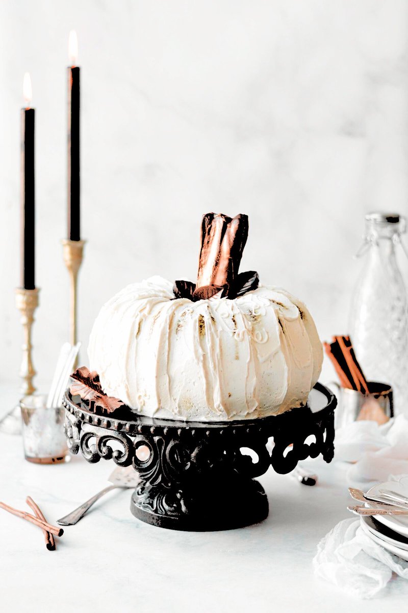 > Y finalmente para Valkyrie y Ragnar una enorme tarta de calabaza. La había diseñado él mismo antes de conjurarla para que luciese más apetecible; expuesta de forma tétrica de no ser por toda la nata que llevaba encima.-