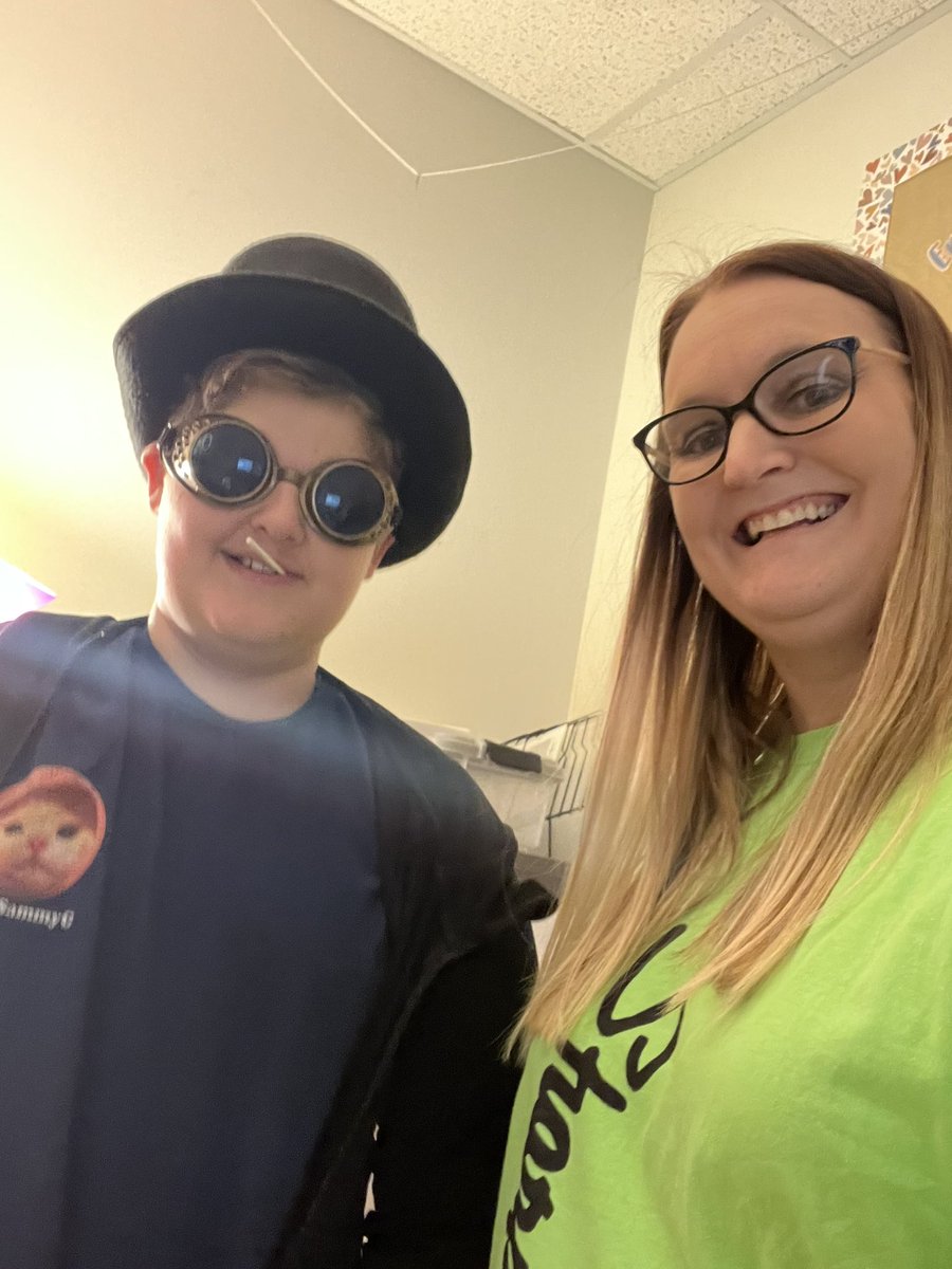 7thBernard's tweet photo. More Costume fun! #BMS https://t.co/iuacvyh4sK