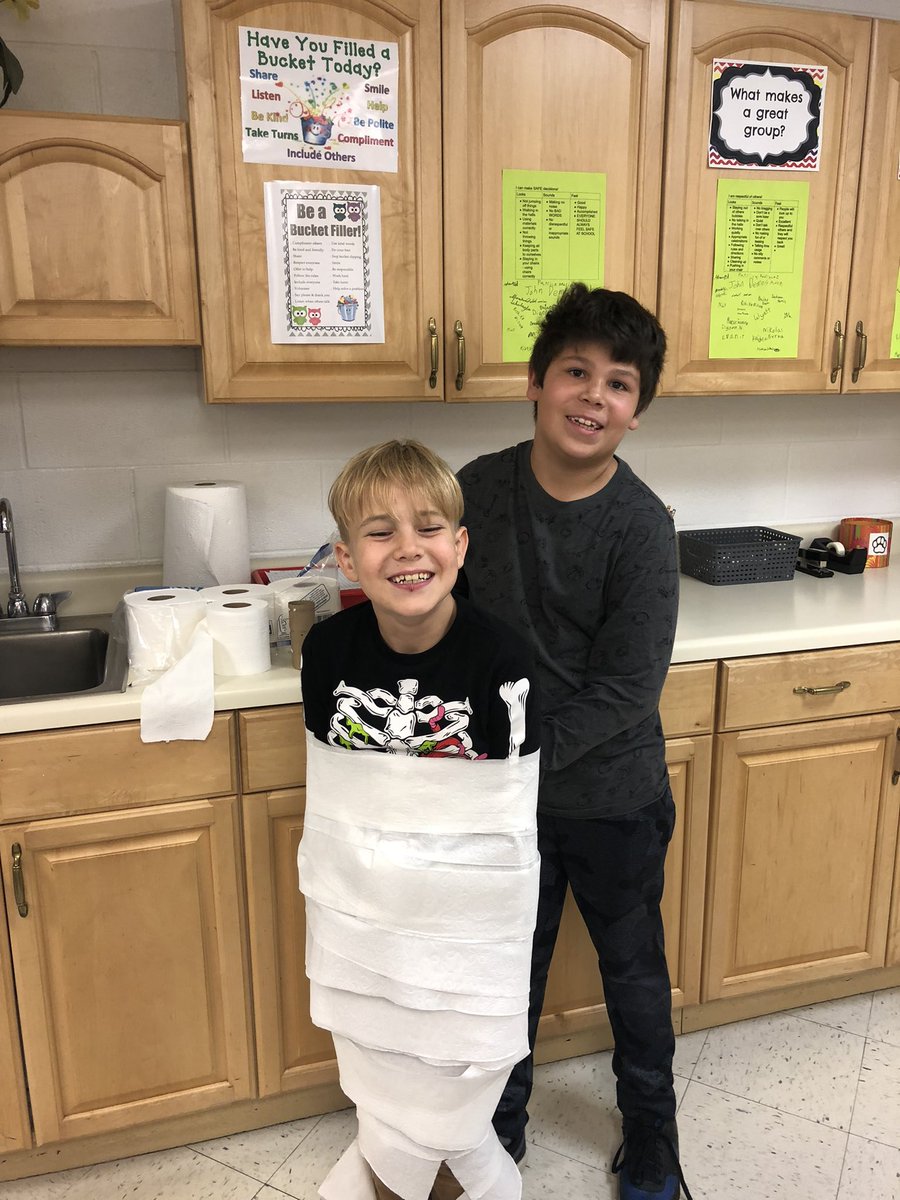 btomasek18's tweet photo. Halloween fun @ParkViewCCSD89 https://t.co/nZOD6RamKe