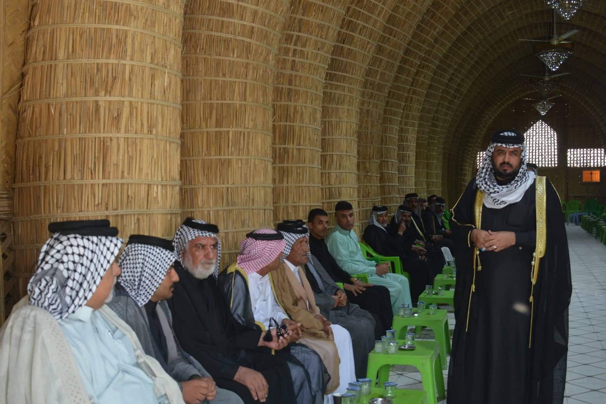 برفقة الوالد الشيخ قحطان آل سماوي شيخ قبيلة خفاجة في ديوان الاخ الشيخ حاتم رياض الثجيل شيخ قبيلة عتاب