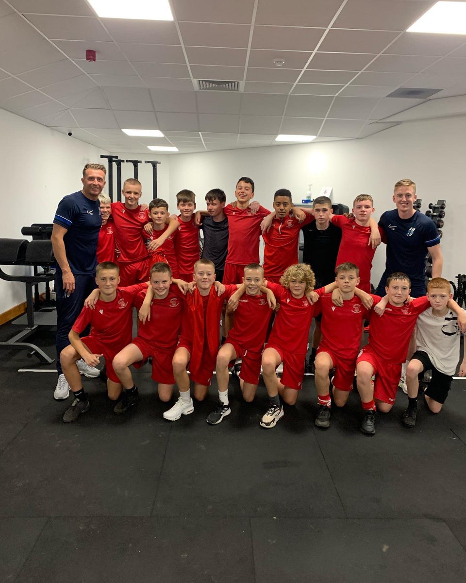 18_Elite_'s tweet photo. Our first team training session in our new facility this evening. What an introduction it was from @lochend2009div1 who joined us for the first time.
#teamsession #plyometrics #teambonding #strengthandconditioning
#sportscience https://t.co/kX3qGAAnpj