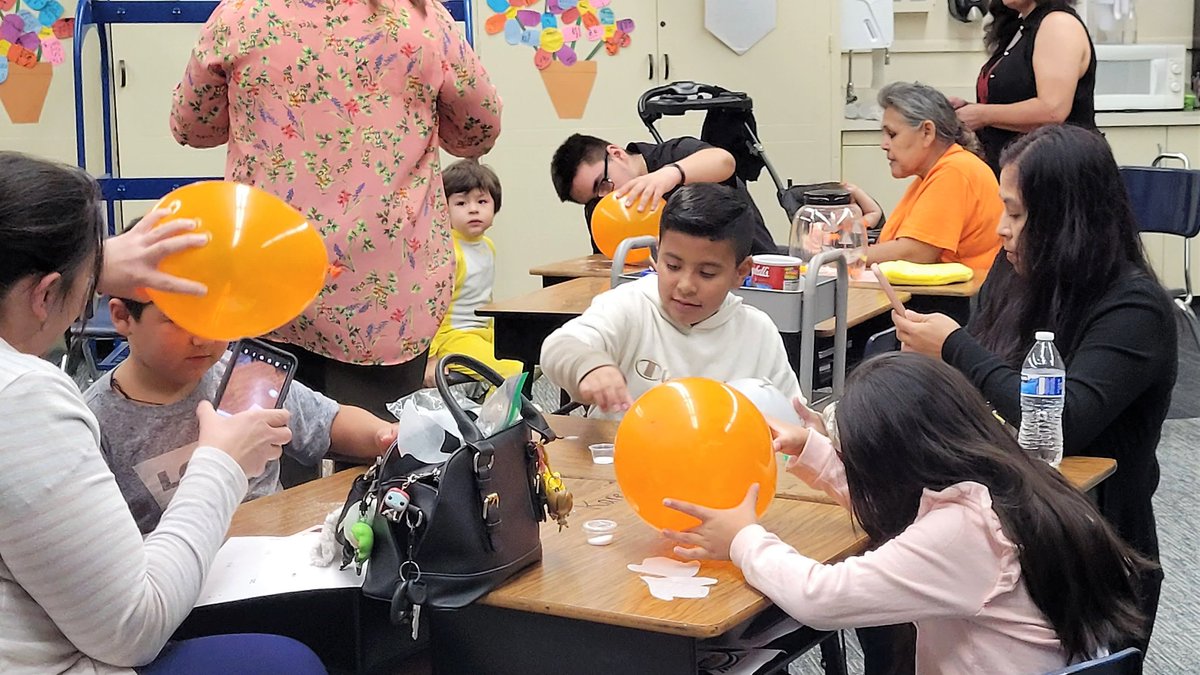 Roosevelt Elementary hosted a fun family STEM (Science, Technology, Engineering, Math) Fall Festival event, showing that STEM is fun for all! #MediaRoosevelt