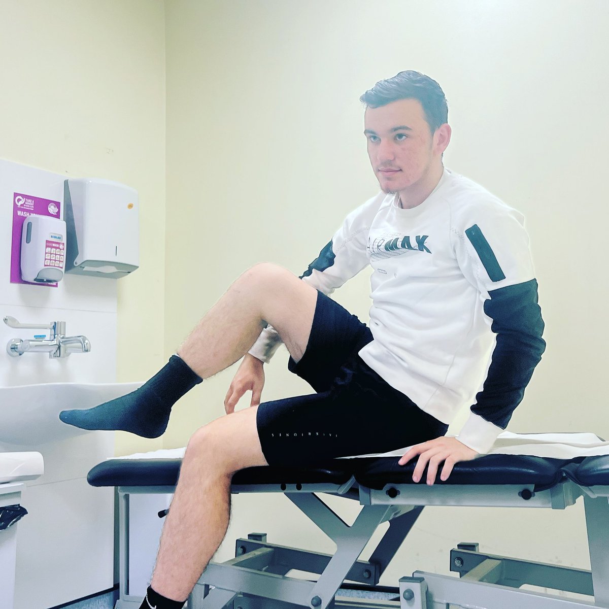 ForsythRicky's tweet photo. 8 weeks since the op and the Brace off , doctor happy with the progress this lad is making, physio classes start next week 💪🏻👊🏻 , you got this ⚽️ #injurymakesthecomebacksweeter https://t.co/neMPg2HrYu