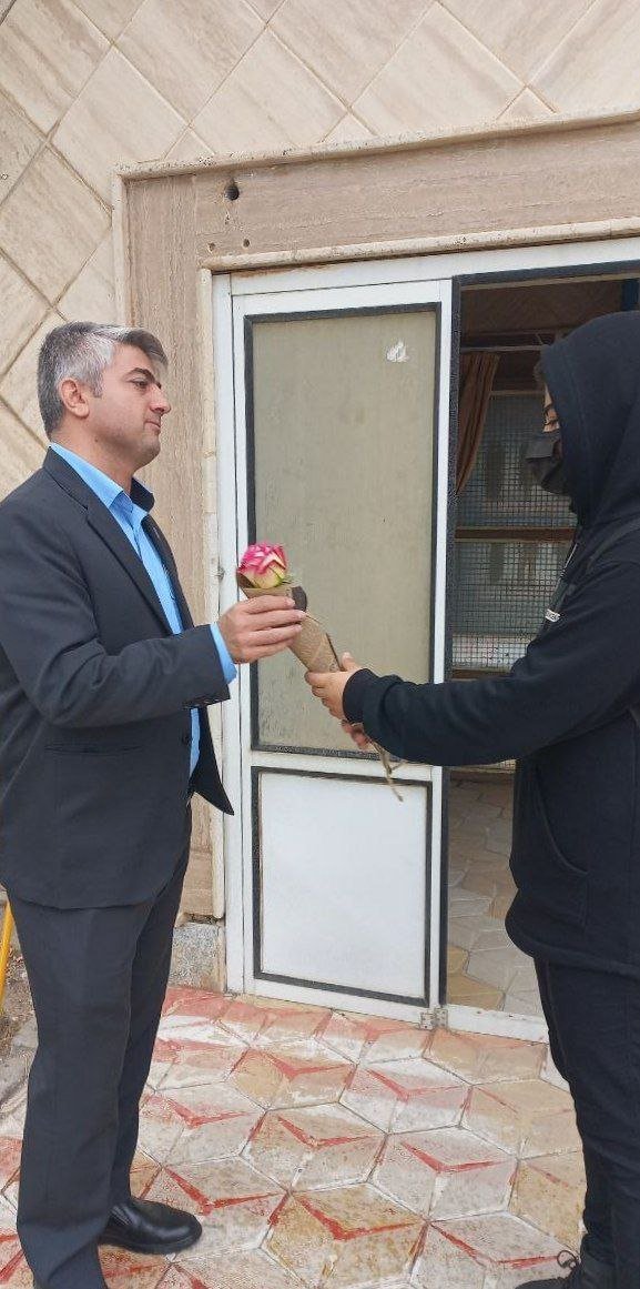 تقدیر دانشجویان دانشگاە کردستان از دو مامور انتظامات دانشگاە کردستان کە روز گذشتە سعی کردند با سپر کردن خود از ورود نیروهای سرکوبگر بە دانشگاە جلوگیری کنند. 
#مهسا_امینی